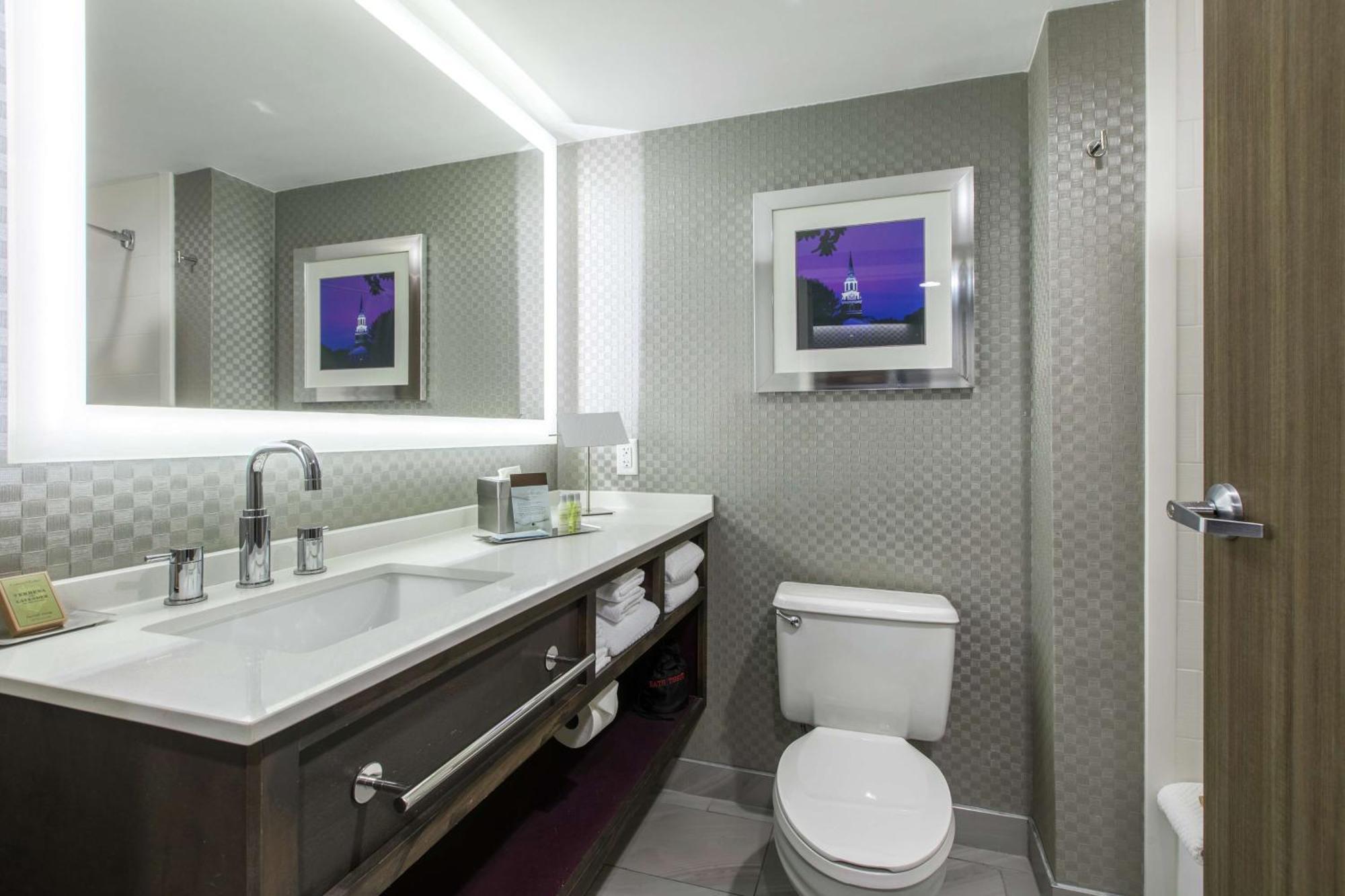 Doubletree By Hilton Winston Salem - University, Nc Bagian luar foto