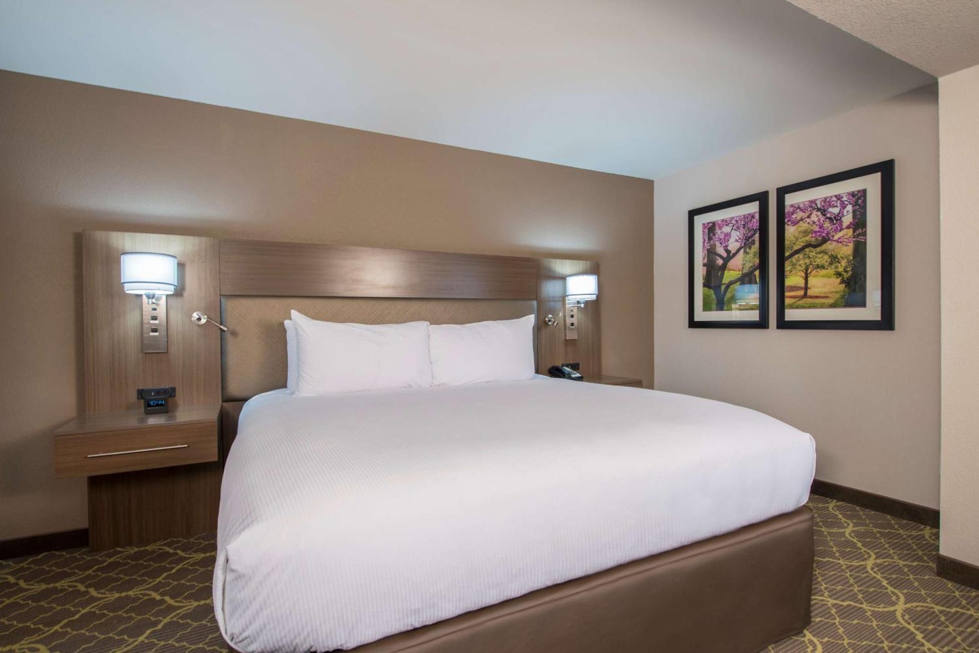 Doubletree By Hilton Winston Salem - University, Nc Bagian luar foto