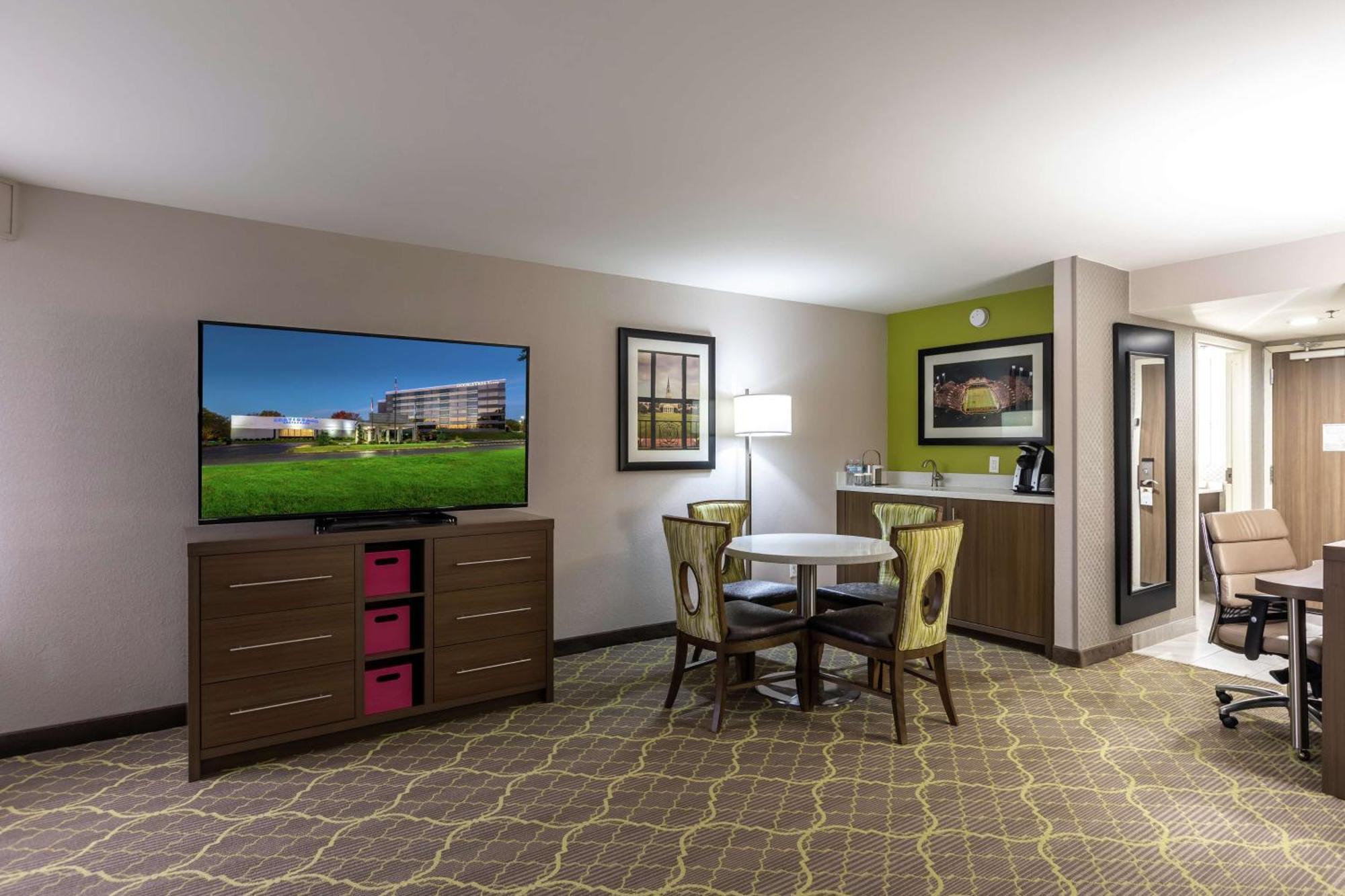 Doubletree By Hilton Winston Salem - University, Nc Bagian luar foto