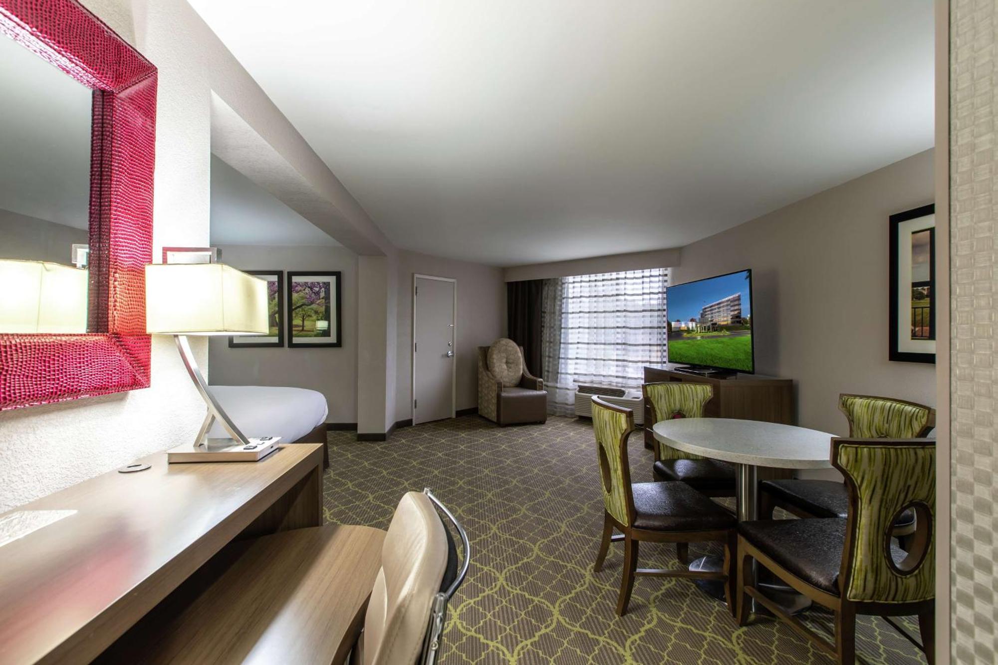 Doubletree By Hilton Winston Salem - University, Nc Bagian luar foto